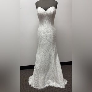 Simple Lace Wedding Dress. Size 8. Color Ivory.